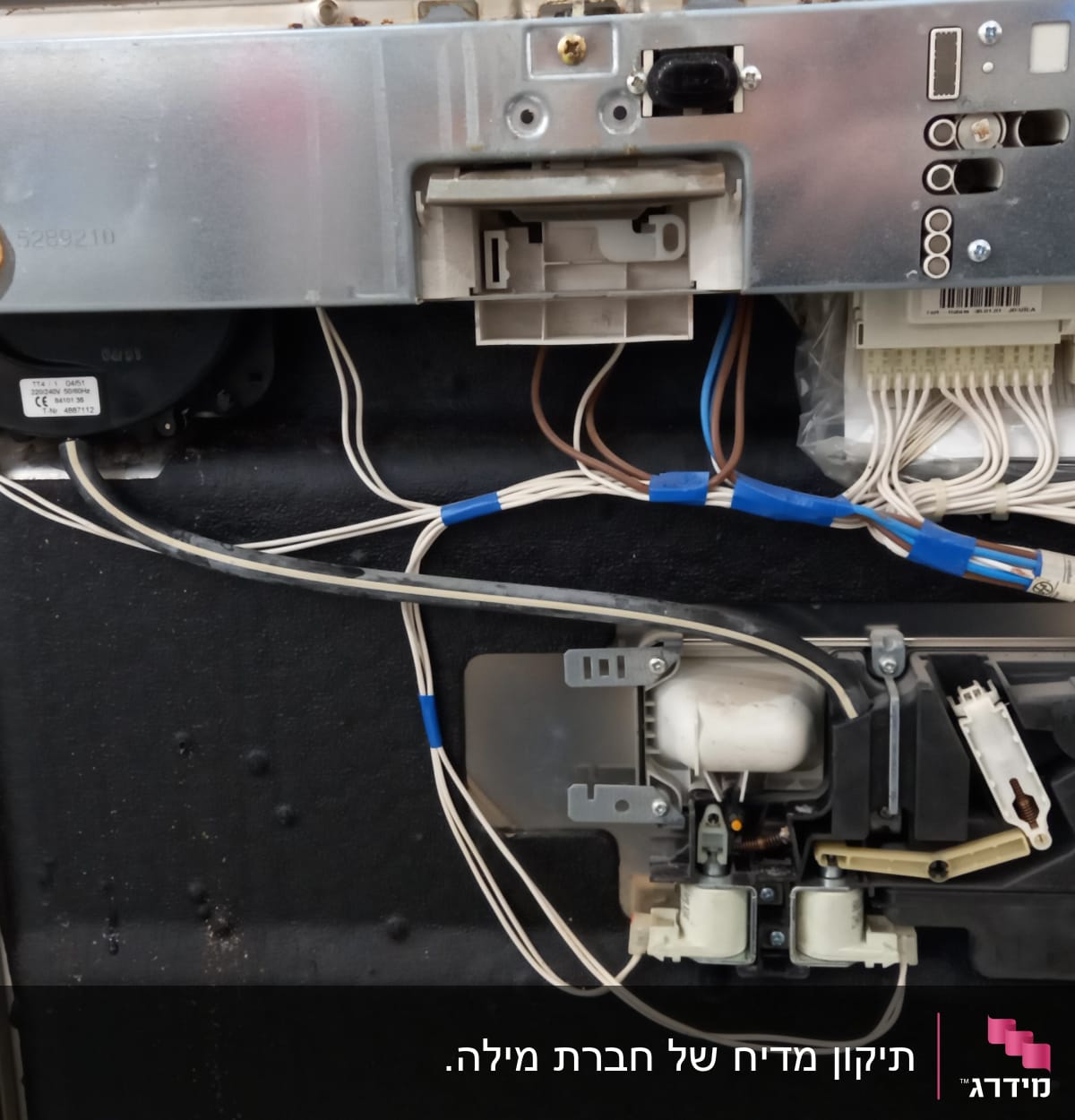 חוטי חשמל מחוברים ללוח בקרה במכשיר חשמלי